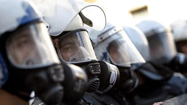 Poliția muntenegreană a tras cu gaze lacrimogene în protestatari antiguvernamentali