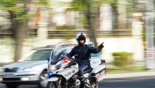 Polițist anchetat că și-a lovit iubita și i-a blocat mașina în trafic