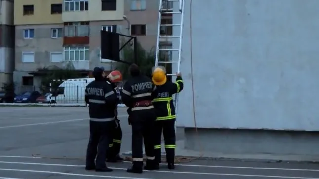 Au chemat pompierii. Când au văzut pe cine ar fi trebuit să salveze, nu le-a venit să creadă