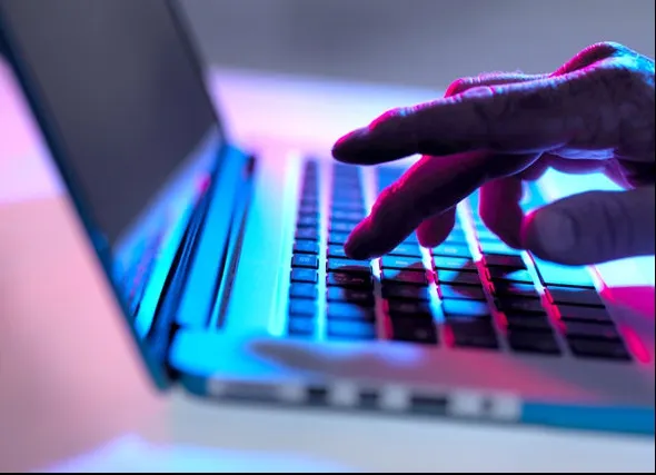 Accesezi site-uri cu conținut pentru adulți de pe calculator? Ce riști să ți se întâmple