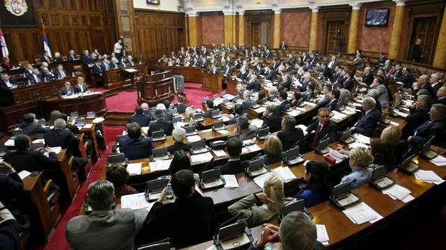 Noi proteste în Parlamentul din Kosovo față de acordul cu Serbia. Două deputate au leșinat