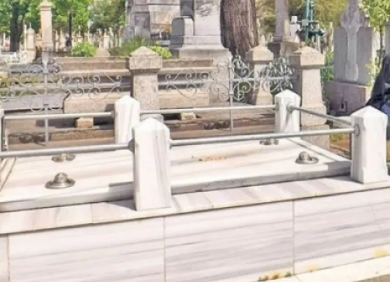 Ce a găsit o mămică la mormântul bebelușului ei. Femeia s-a prăbușit în cimitir