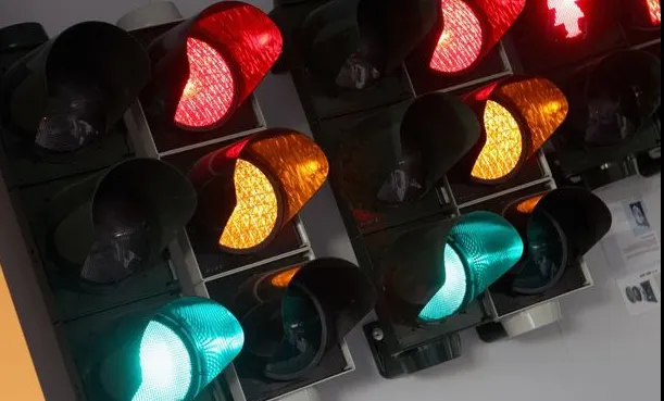 Semafoarele inteligente din Bucureşti, scoase din priză de 4 luni. Motivul e halucinant