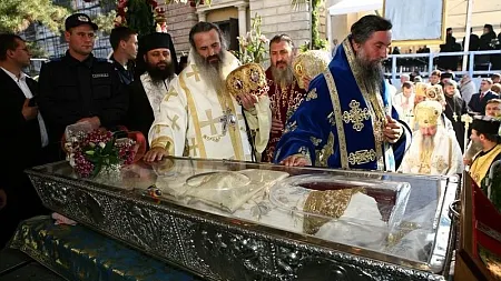 În 24 de ore, aproape 30.000 de pelerini s-au închinat la racla Sfintei Cuvioase Parascheva
