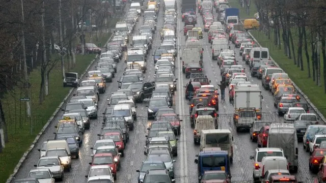 VIDEO. Bătaie ca în filme în Bucureşti. Doi şoferi îşi împart pumni şi picioare