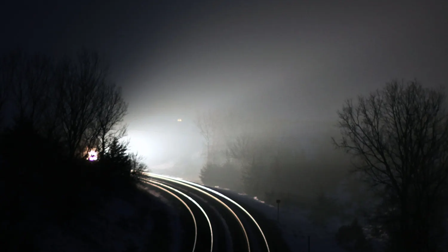 Un tren a rămas blocat în câmp mai mult de o oră. Călătorii, nevoiți să aștepte în frig