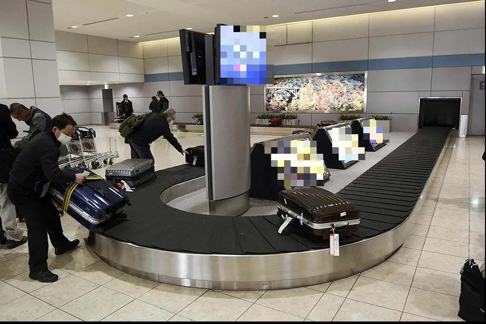 Incident pe aeroport! În loc de reclame, pe ecrane a început să ruleze un film pentru adulți