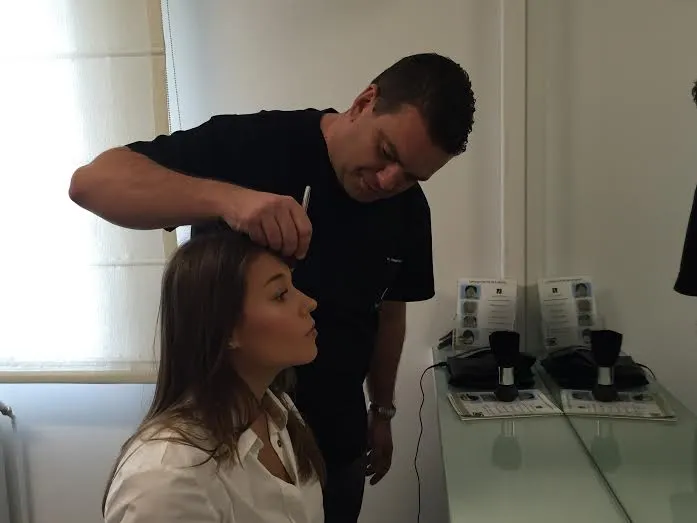 Monica Roşu tentată să-şi implanteze sprâncenele