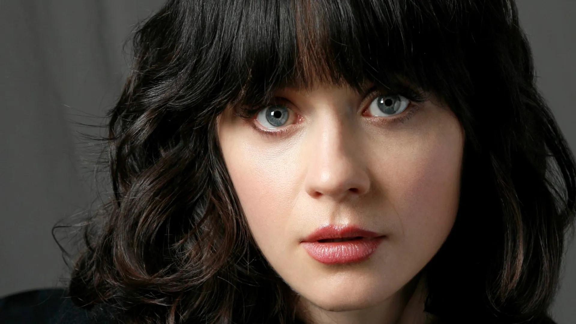 Numele extrem de ciudat pe care actriţa Zooey Deschanel i l-a pus fiicei ei. "Exact ca animalul"