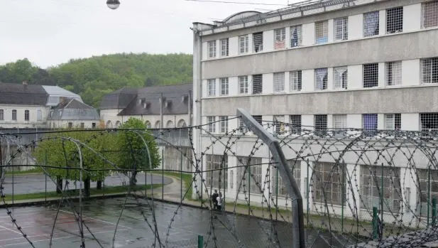 Un islamist radicalizat a evadat dintr-o închisoare din nordul Franţei în urmă cu trei săptămâni