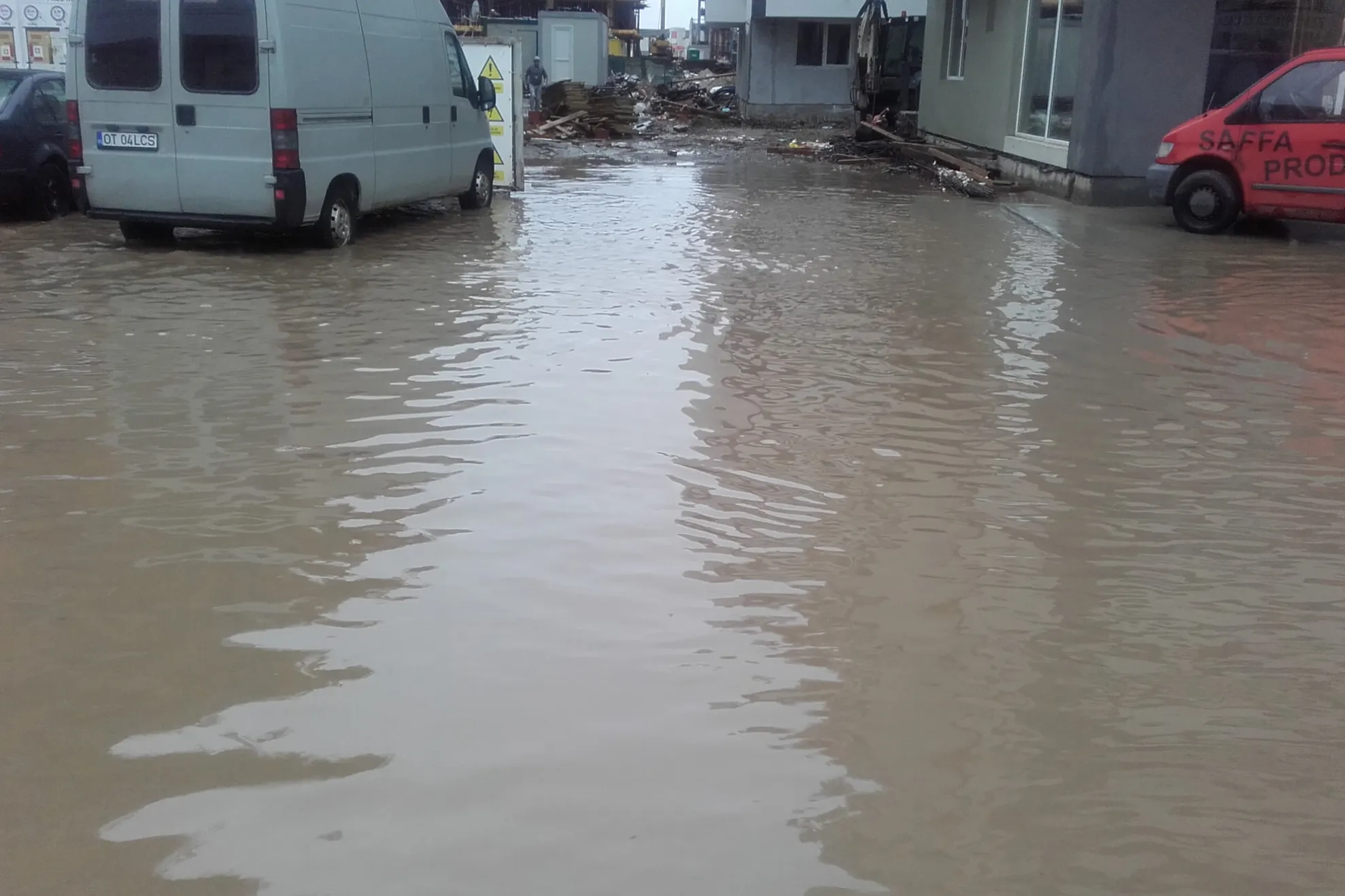 Coşmarul locuitorilor din Popeşti Leordeni. Străzi inundate la fiecare ploaie