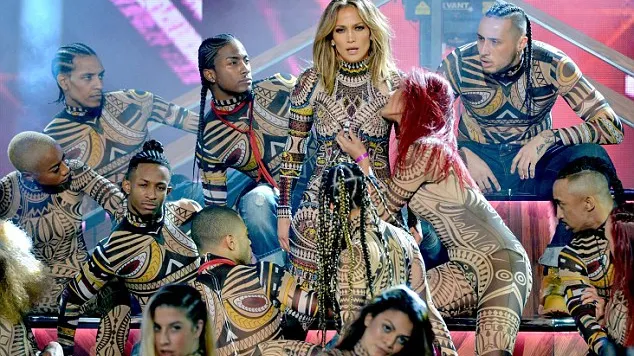 Gala American Music Awards 2015. E uimitor ce a păţit pe scenă o dansatoare a lui Jennifer Lopez