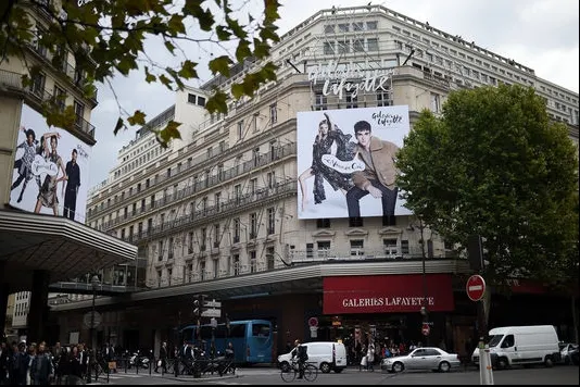 Galeriile Lafayette din Paris, evacuate de urgență. A fost descoperit un colet suspect
