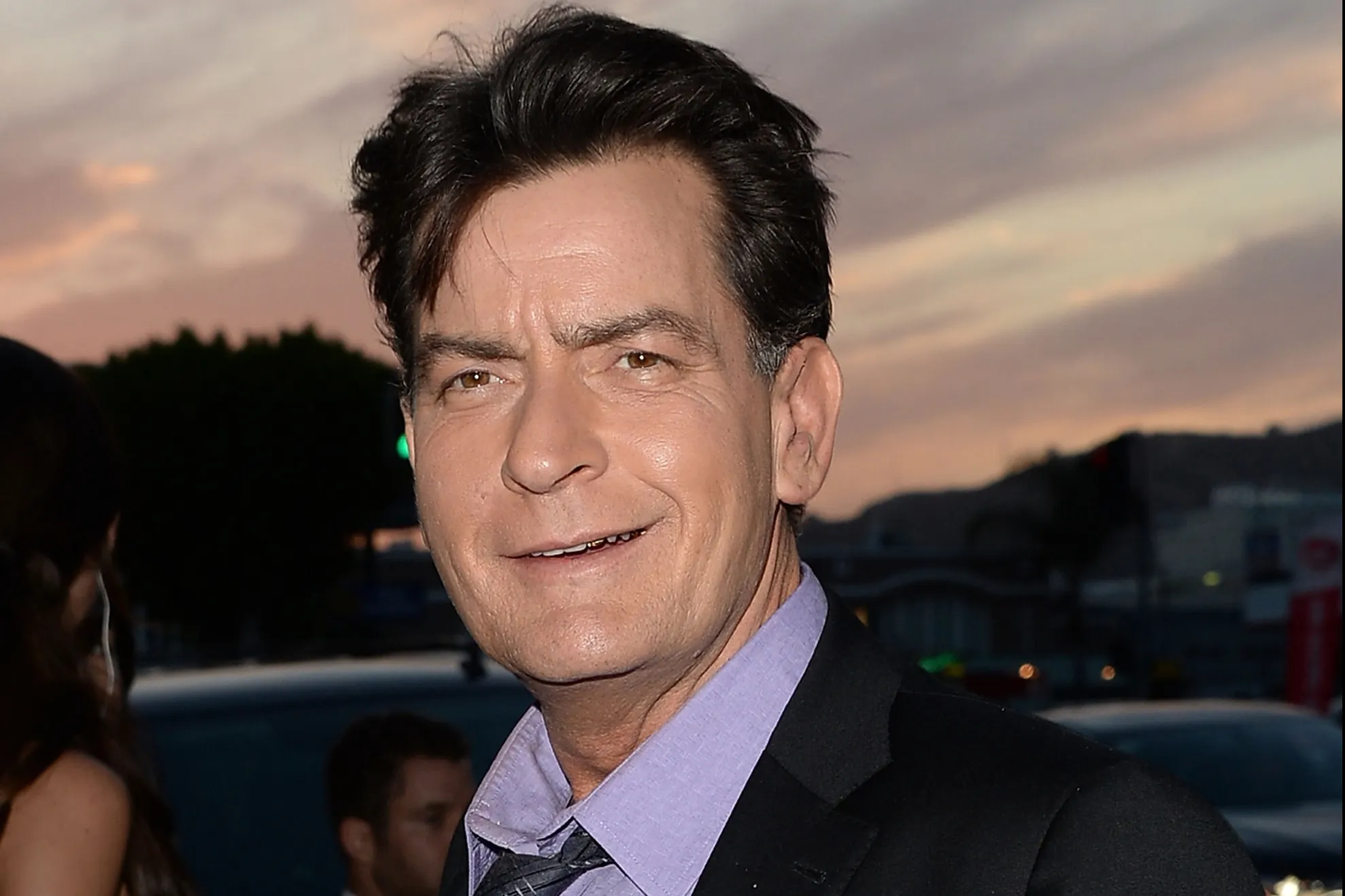 Cine l-a infectat cu HIV pe Charlie Sheen. Un apropiat a dezvăluit totul:Și-a pierdut mințile de tot