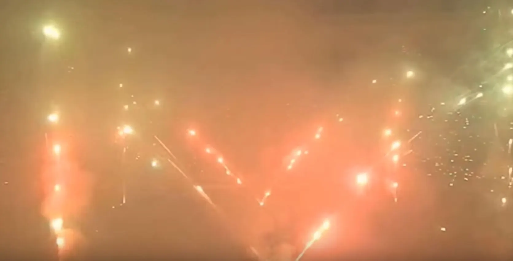 VIDEO Show pirotehnic foarte periculos pe Arena Națională. Stadionul nu are autorizație de la ISU