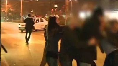 Bătaie ca-n filme în faţa unui bar din Timiş: ce nu au ştiut agresorii despre cel pe care l-au bătut