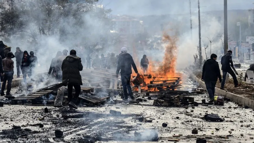 Aviația turcă a bombardat baze ale rebelilor kurzi în Irak și în Turcia