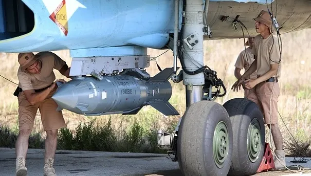 ATENTATE TERORISTE PARIS. Bombardament masiv francez asupra fiefului SI la Raqa, Siria