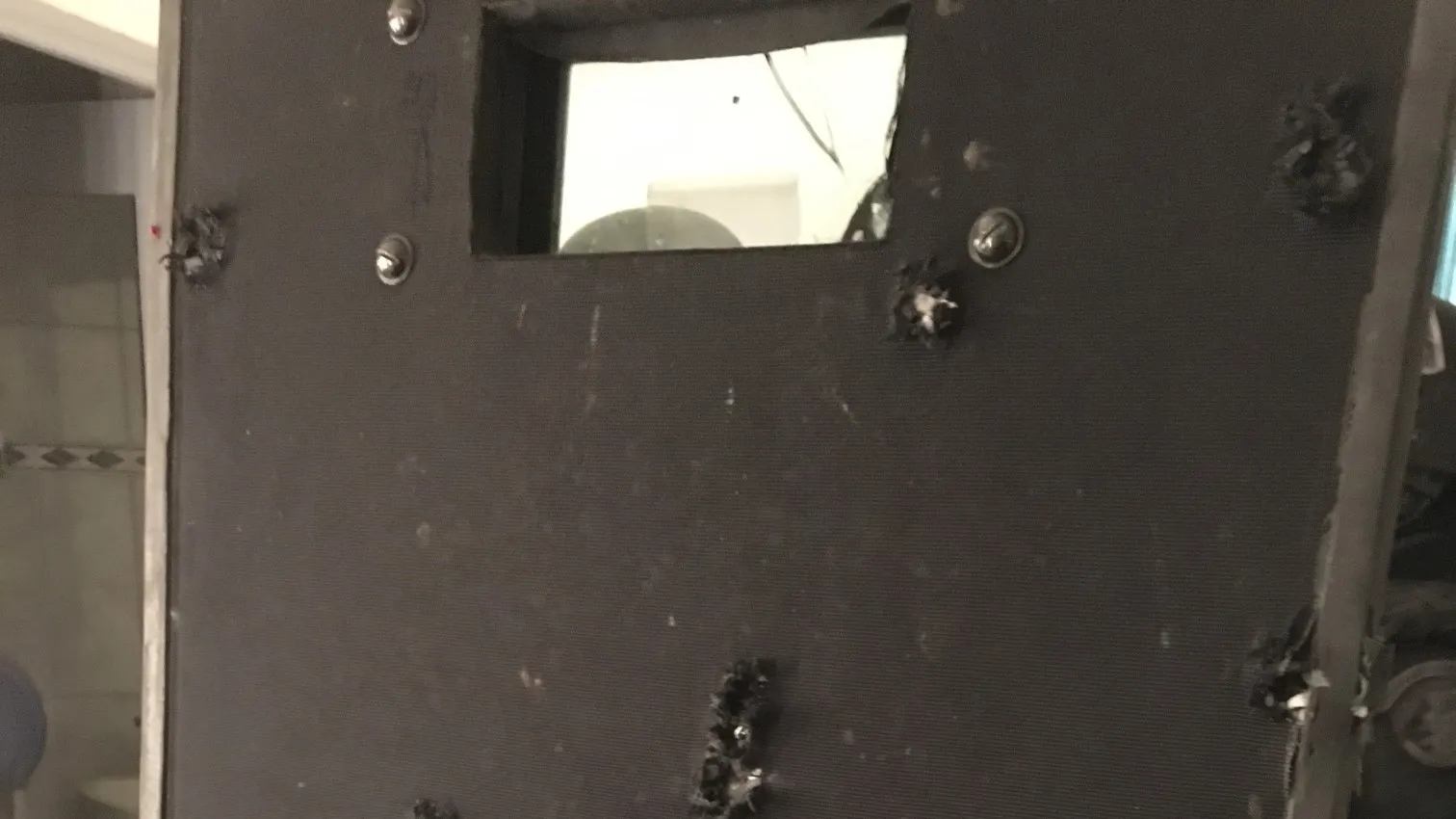 FOTO șocant: Cum arată scutul polițiștilor după schimbul de focuri cu teroriștii din Bataclan