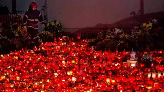 Gest emoţionant în memoria victimelor din Colectiv: "Pentru a ne plânge morţi..."