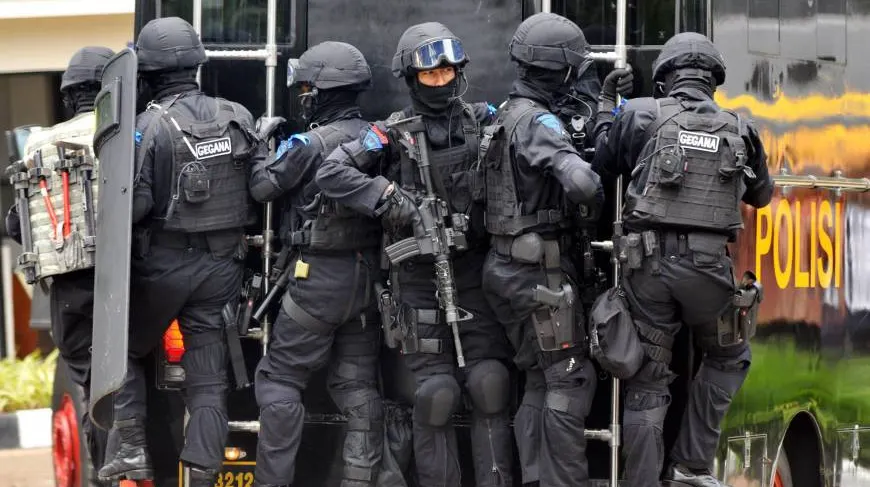 Şoc! Oamenii au dat alarma. Ar fi văzut un terorist. Poliţiştii n-au putut crede pe cine au găsit