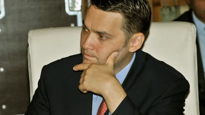 Şova, la mâna senatorilor. Politolog: Se vor trezi cu zeci de mii de oameni în faţa Parlamentului