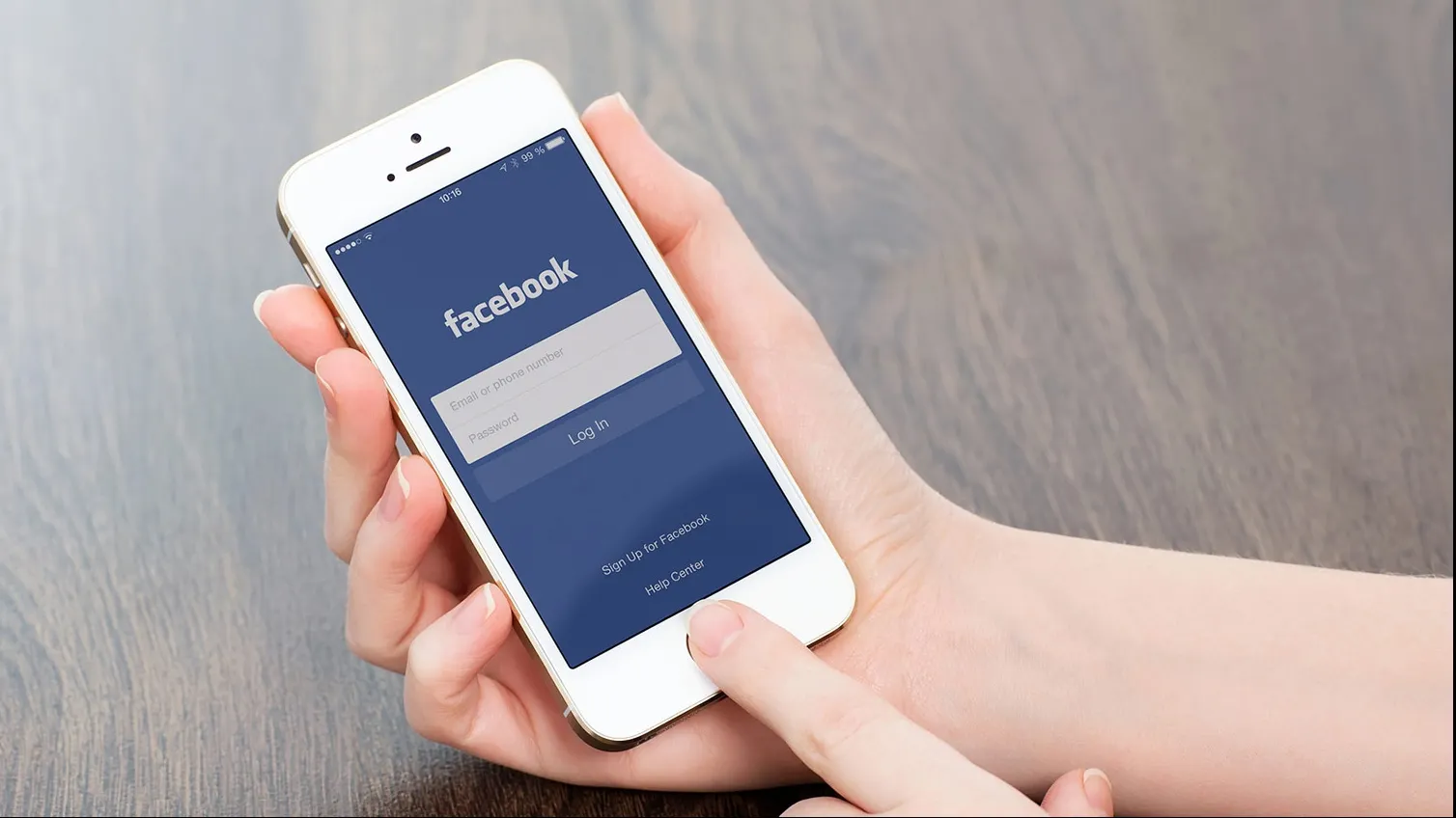 INCREDIBIL! O femeie și-a vândut fetița pe Facebook!