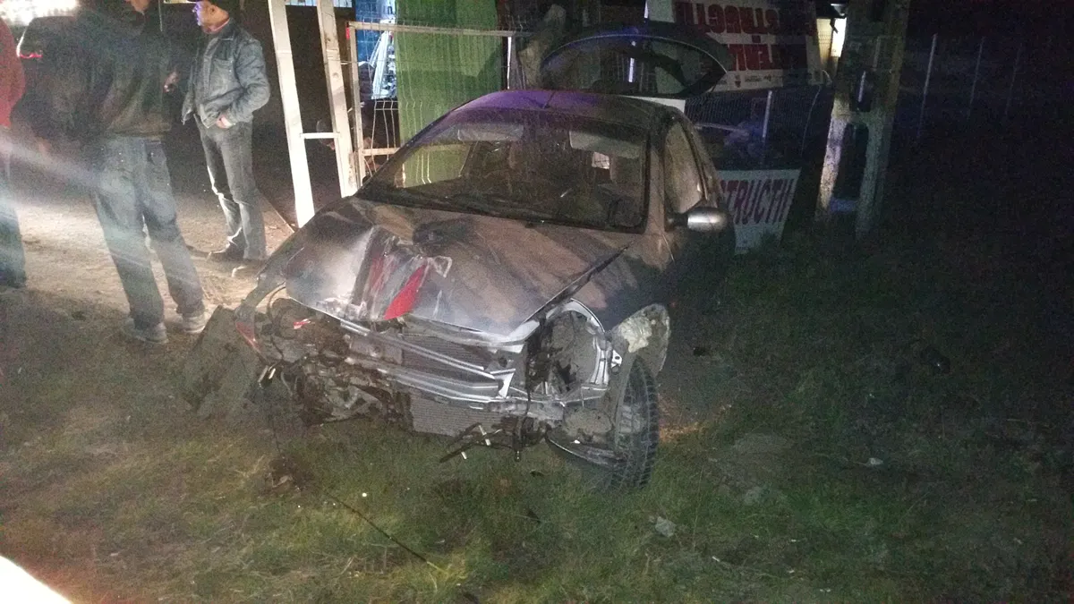 Un şofer beat a făcut prăpăd într-o localitate din Iaşi: a dărâmat trei indicatoare rutiere