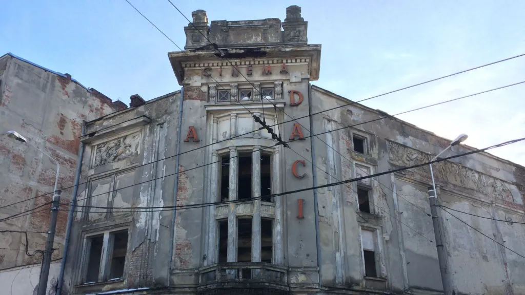 Cinematograful Dacia, scos la vânzare pe internet