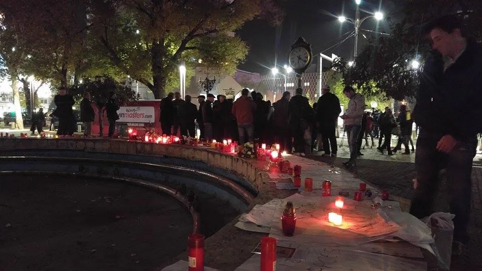 Românii, din nou în stradă! Sute de persoane s-au adunat în Piața Universității 