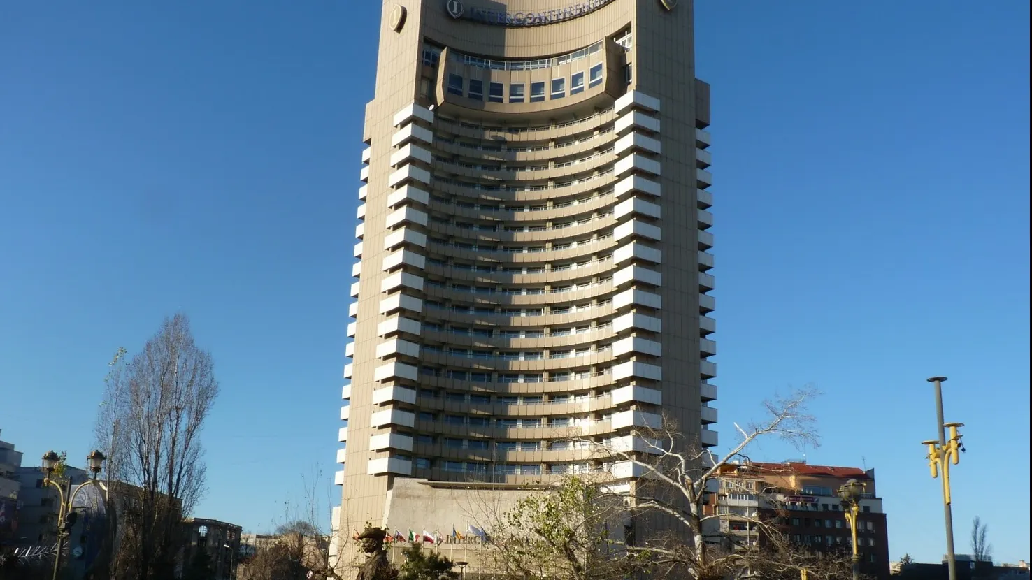 Sinucidere la Intercontinental. Un bărbat s-a aruncat de pe hotel