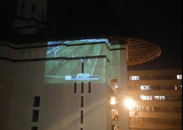 Au proiectat un joc FIFA pe zidurile unei biserici