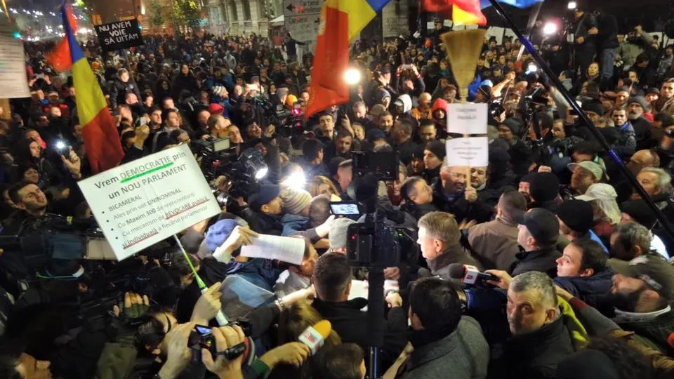 Mesajul preşedintelui Iohannis, după ce a fost în Piaţa Universităţii