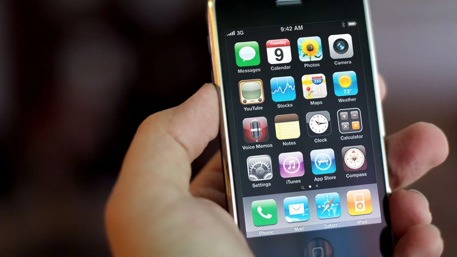 Sfântul iPhone. Rămâi mască dacă vezi ce şi-a pus un deputat pe telefon