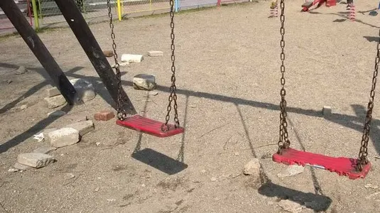 Au vrut să se dea în leagăn, dar au avut parte de un coşmar! Păţania a doua adolescente din Paşcani