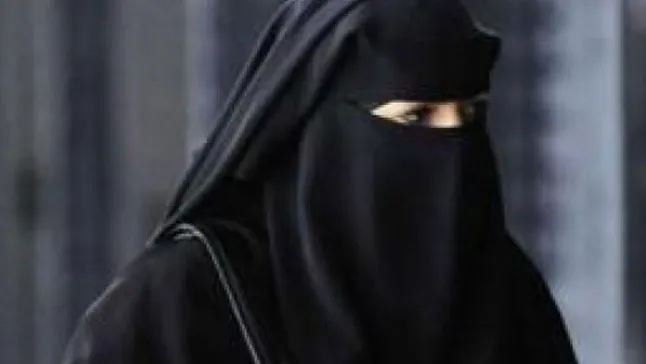 Motivul neaşteptat pentru care un bărbat îşi acoperea chipul cu o burka. Poliţiştii au fost uimiţi
