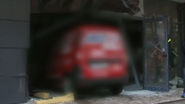 Accident cumplit. A intrat cu maşina într-o clădire de birouri