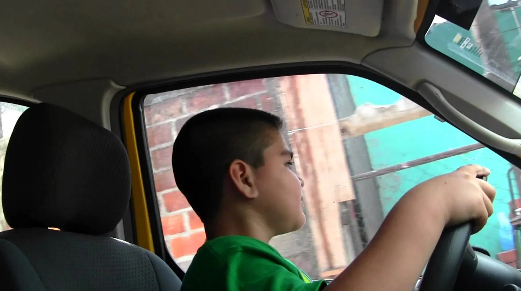 A furat maşina părinţilor şi a plecat la "plimbare" cu trei prieteni. Totul s-a sfârşit dramatic