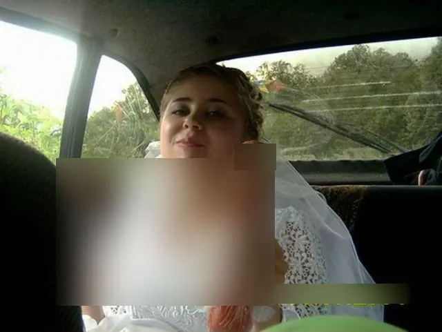 Invitații au rămas cu gura căscată. Ce ține această mireasă în mână. E real?
