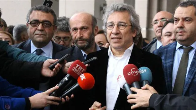 Jurnaliști care au dezvăluit că Ankara îi înarmează pe islamiștii sirieni, arestați în Turcia
