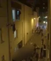 Teroare în Paris. O femeie însărcinată este ajutată să iasă pe geam. IMAGINI