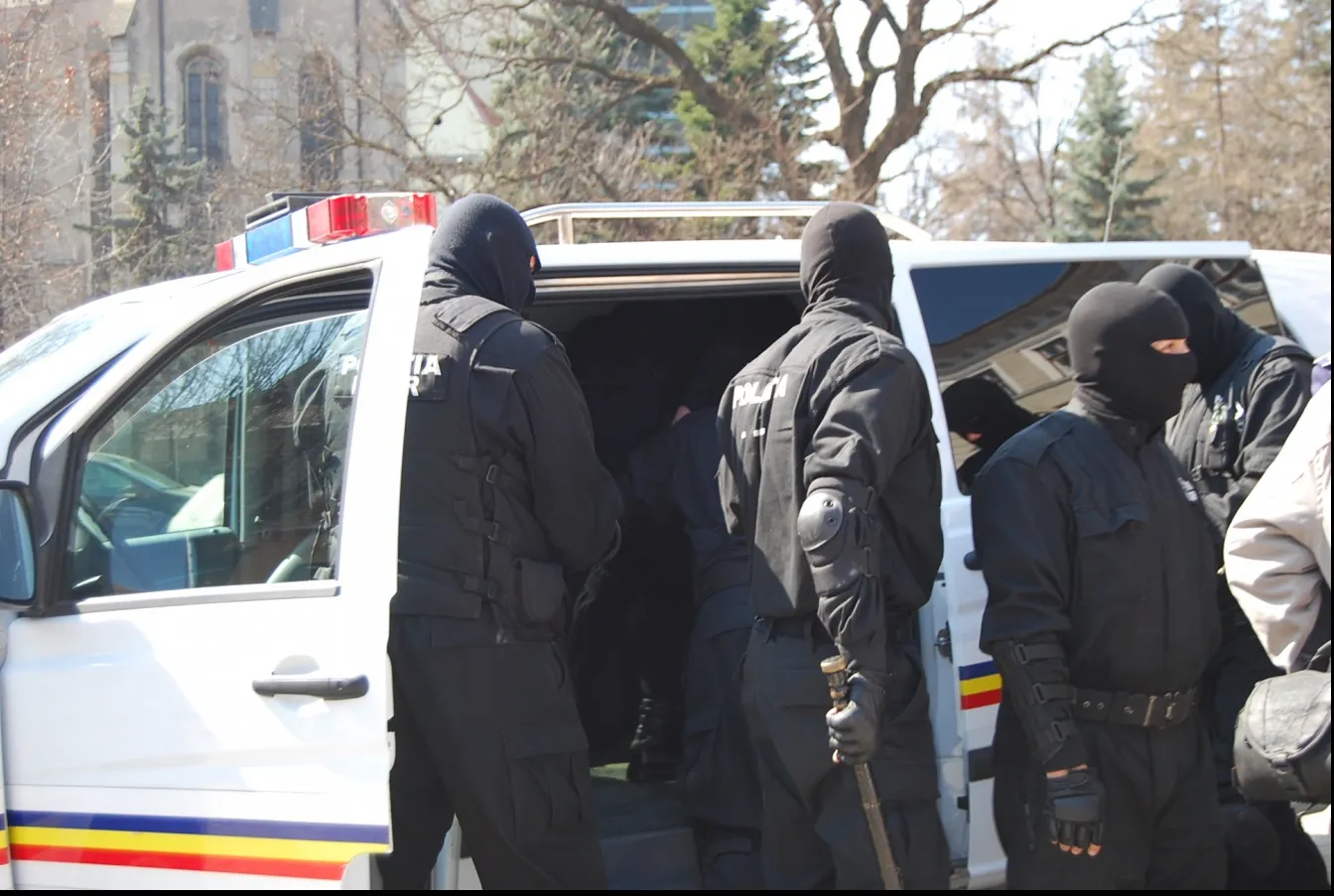 Percheziții la firme specializate în acordarea de împrumuturi. Sunt suspectate de înșelăciune