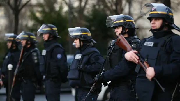 Al cui era, de fapt, pașaportul găsit lângă unul dintre atacatorii de la Paris