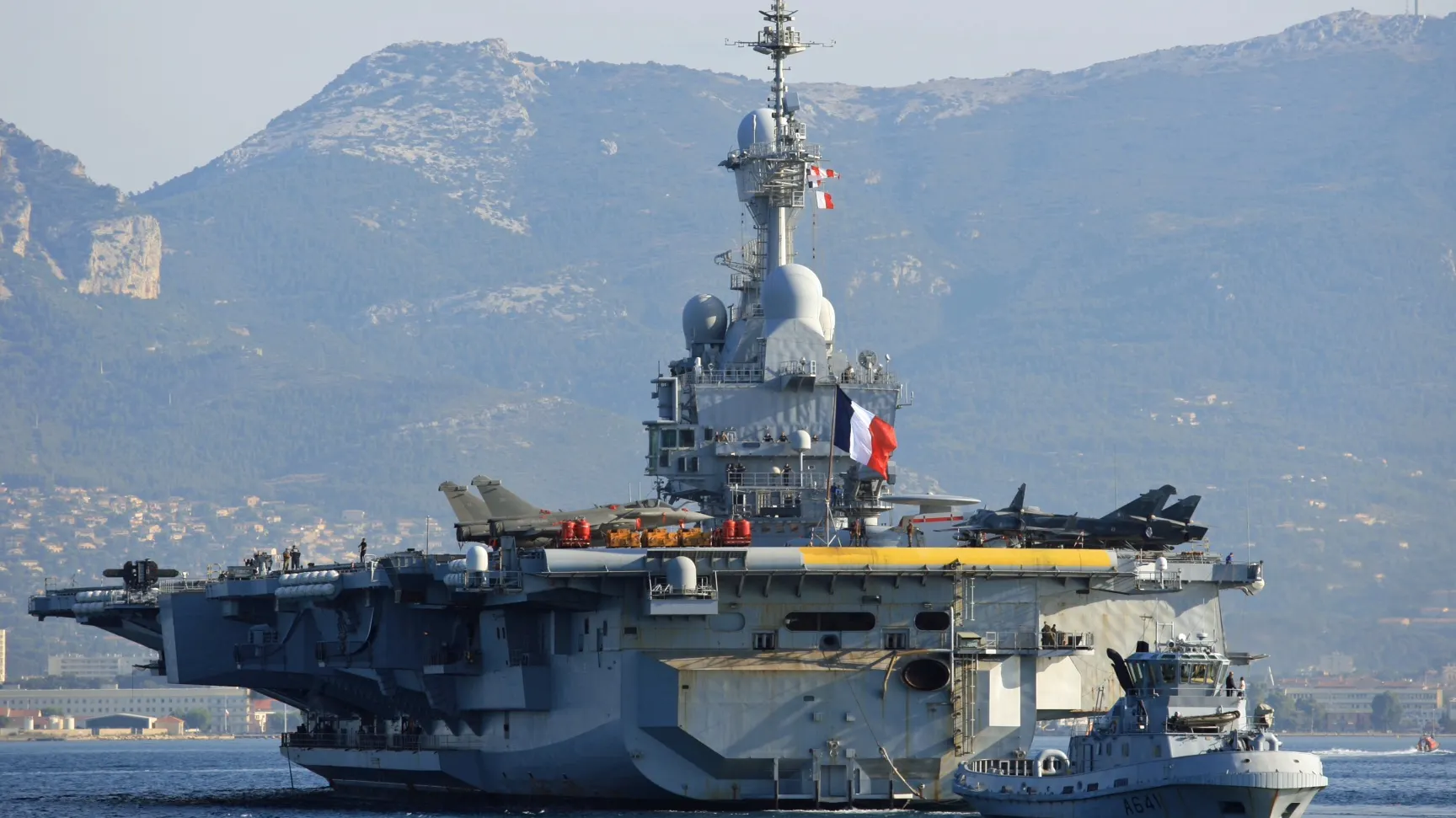 Portavionul Charles de Gaulle merge spre Mediterana de Est, ca să participe la lupta împotriva ISIS