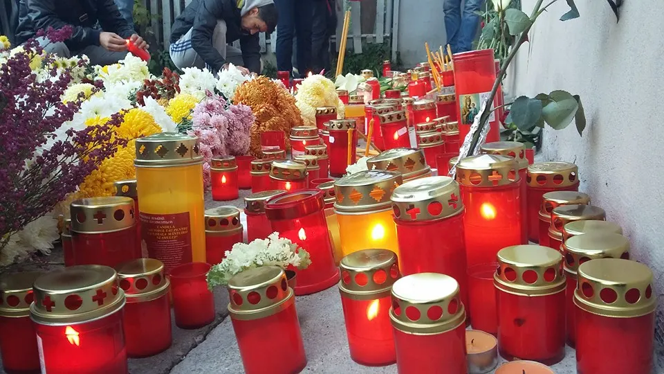 Pelerinaj la clubul Colectiv. Sute de români, prezenți: "Să aplice legea, să facă controale!"
