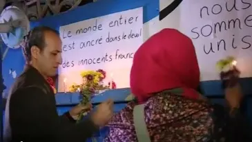 Lumea întreagă, în doliu. Oamenii şi-au stăpânit cu greu lacrimile în timp ce cântau imnul Franței