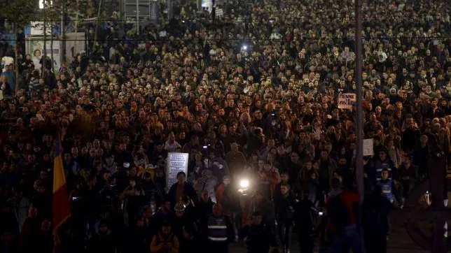 Mesajele lor au emoționat Facebook-ul. Ce scrie pe pancartele protestatarilor din București