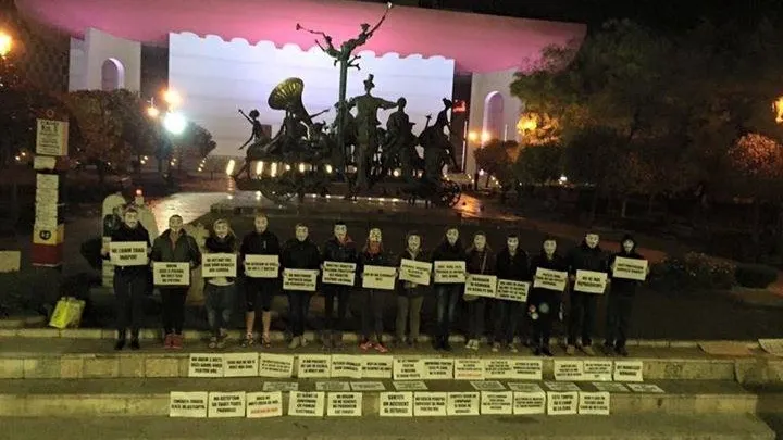 Protest atipic, la 4 dimineața, în Piața Universității. Ce scria pe pancartele manifestanților