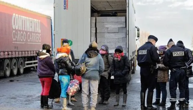 Nouă sirieni ascunşi într-un camion românesc, reţinuţi în Bulgaria. Un copil de 1 an, printre ei