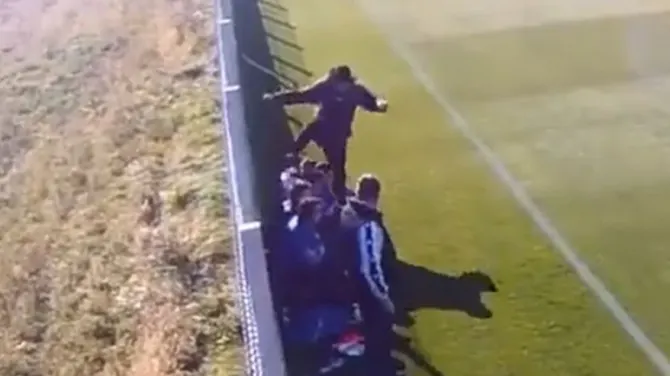 Ce riscă antrenorul care a bătut un fotbalist. Decizia luată de familia copilului agresat
